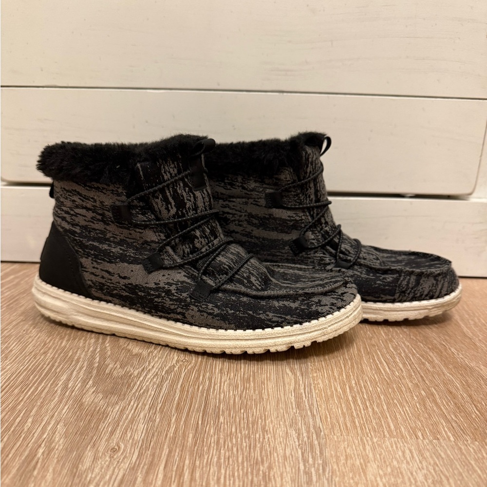 Hey Dude Women’s Lea Fur Ankle Boots size 8